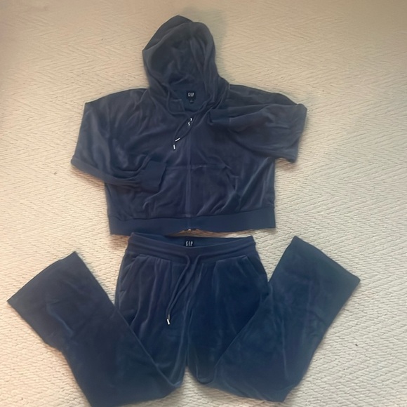 Gap sweatsuit - Picture 1 of 3